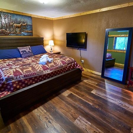 Steps From Downtown Pigeon Forge Parkway + Private Hottub And Firepit - Wifi - Firefly Bungalows Exterior photo