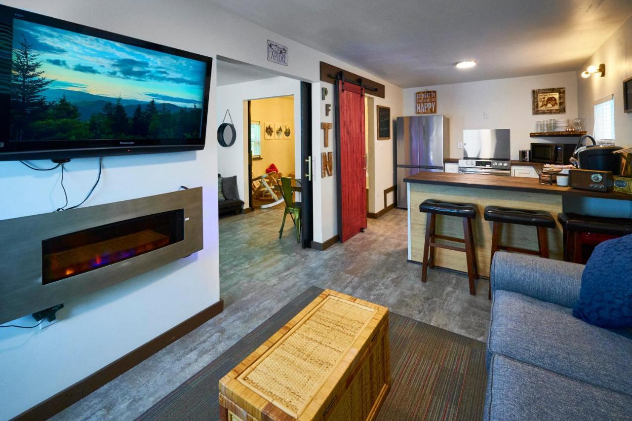 Steps From Downtown Pigeon Forge Parkway + Private Hottub And Firepit - Wifi - Firefly Bungalows Exterior photo