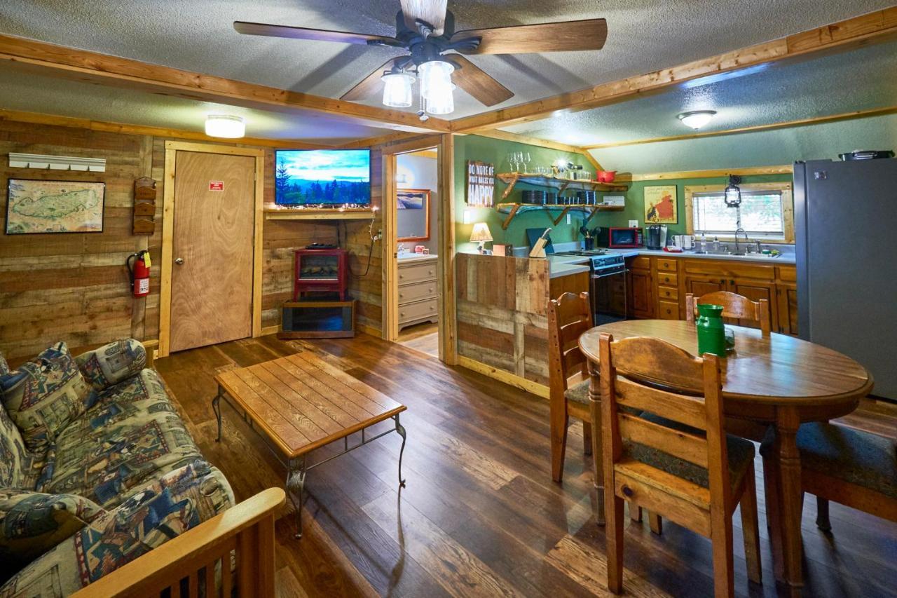 Steps From Downtown Pigeon Forge Parkway + Private Hottub And Firepit - Wifi - Firefly Bungalows Exterior photo