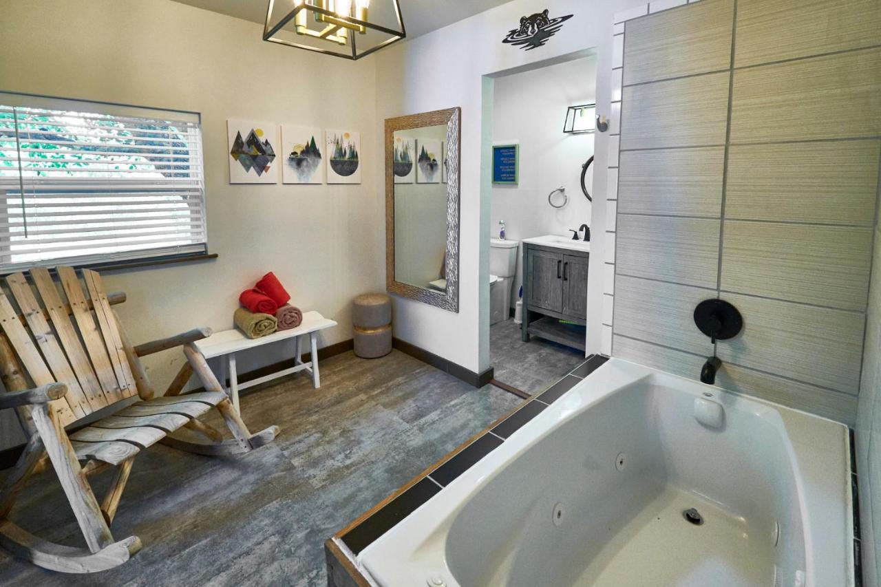 Steps From Downtown Pigeon Forge Parkway + Private Hottub And Firepit - Wifi - Firefly Bungalows Exterior photo