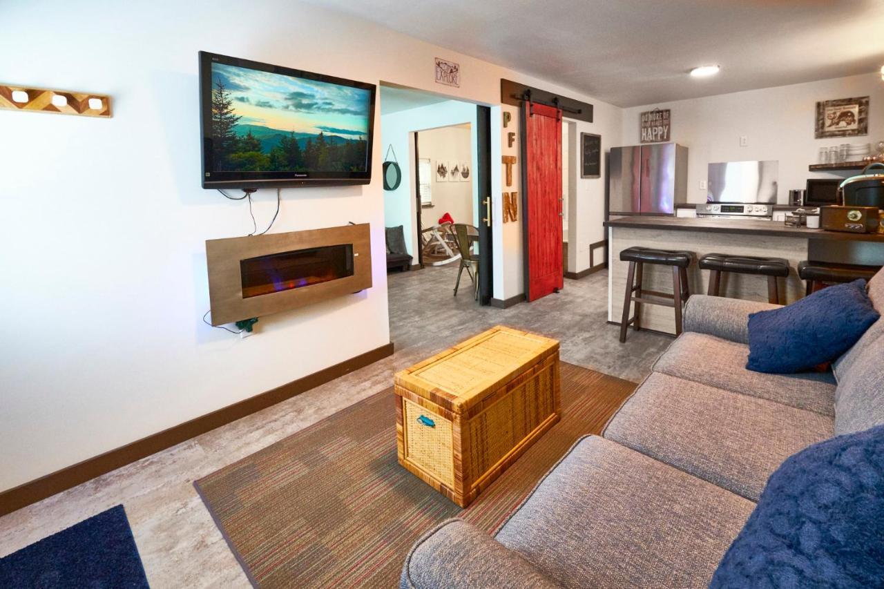 Steps From Downtown Pigeon Forge Parkway + Private Hottub And Firepit - Wifi - Firefly Bungalows Exterior photo