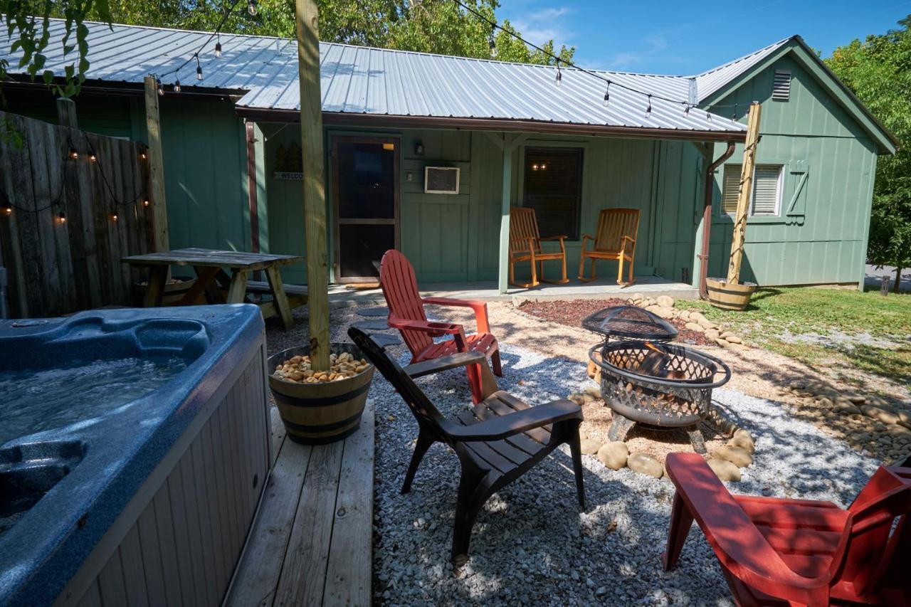 Steps From Downtown Pigeon Forge Parkway + Private Hottub And Firepit - Wifi - Firefly Bungalows Exterior photo