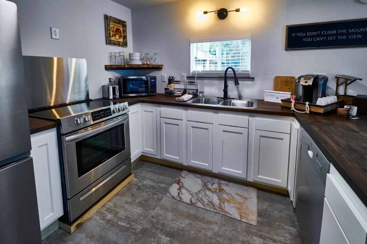 Steps From Downtown Pigeon Forge Parkway + Private Hottub And Firepit - Wifi - Firefly Bungalows Exterior photo