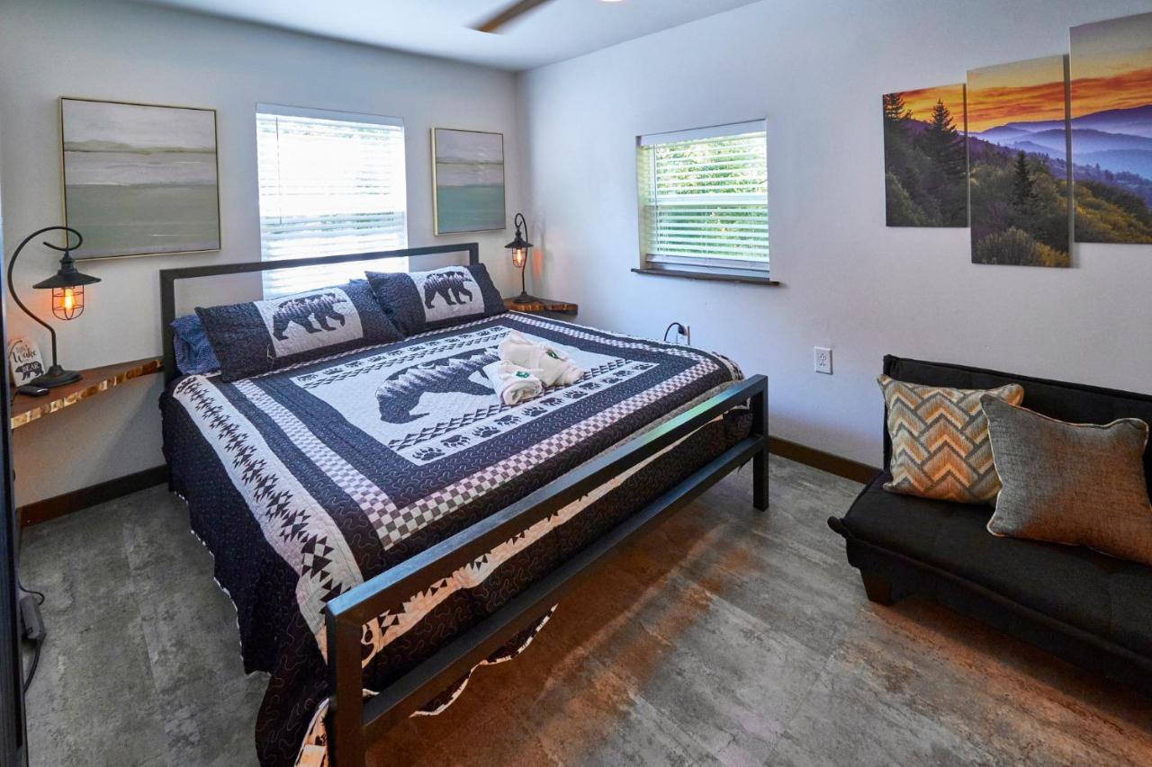 Steps From Downtown Pigeon Forge Parkway + Private Hottub And Firepit - Wifi - Firefly Bungalows Exterior photo