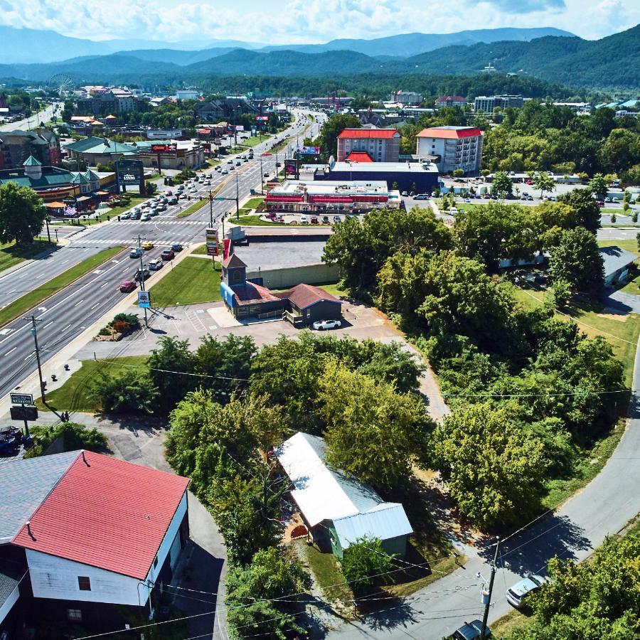 Steps From Downtown Pigeon Forge Parkway + Private Hottub And Firepit - Wifi - Firefly Bungalows Exterior photo