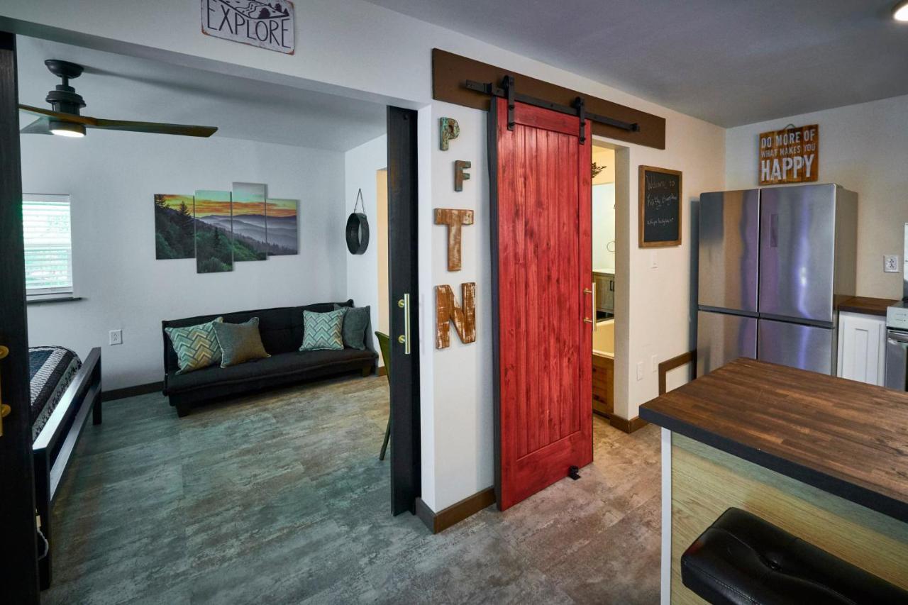 Steps From Downtown Pigeon Forge Parkway + Private Hottub And Firepit - Wifi - Firefly Bungalows Exterior photo
