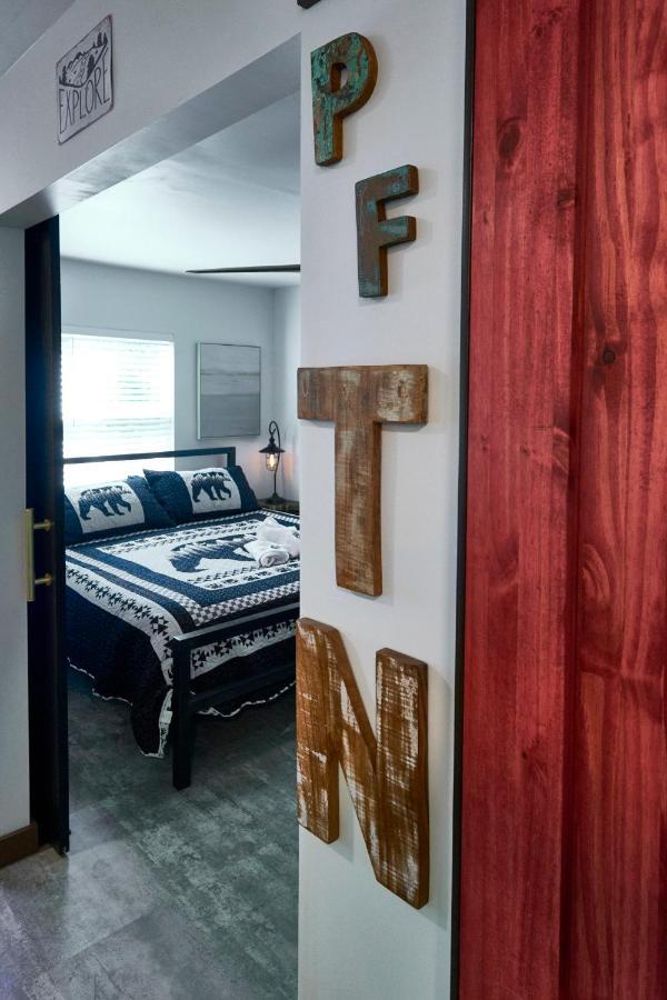 Steps From Downtown Pigeon Forge Parkway + Private Hottub And Firepit - Wifi - Firefly Bungalows Exterior photo