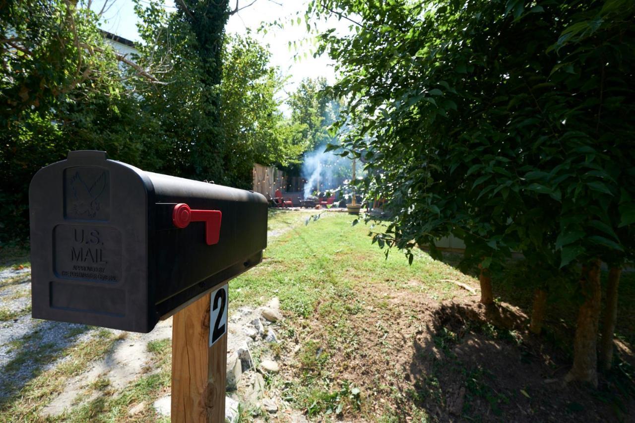 Steps From Downtown Pigeon Forge Parkway + Private Hottub And Firepit - Wifi - Firefly Bungalows Exterior photo