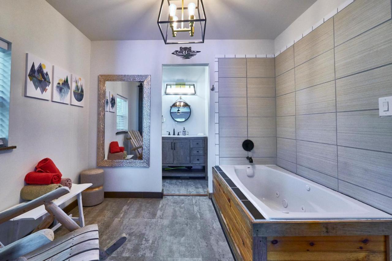 Steps From Downtown Pigeon Forge Parkway + Private Hottub And Firepit - Wifi - Firefly Bungalows Exterior photo