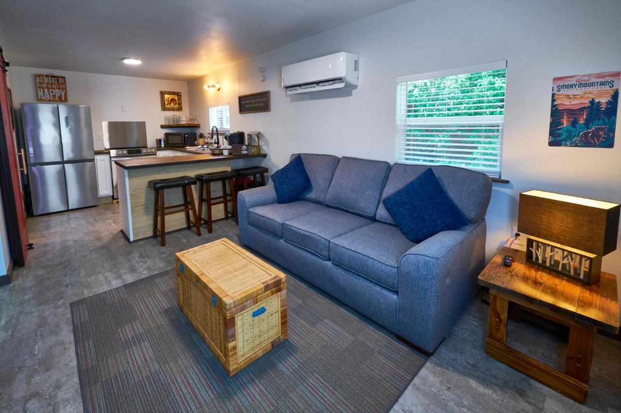 Steps From Downtown Pigeon Forge Parkway + Private Hottub And Firepit - Wifi - Firefly Bungalows Exterior photo
