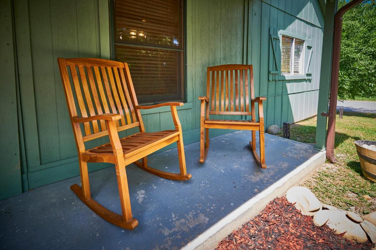 Steps From Downtown Pigeon Forge Parkway + Private Hottub And Firepit - Wifi - Firefly Bungalows Exterior photo