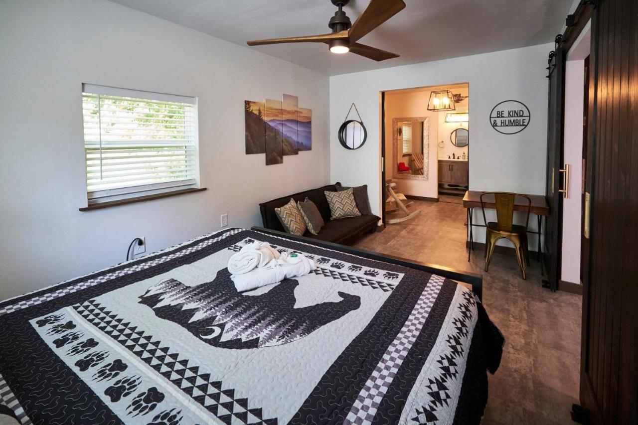 Steps From Downtown Pigeon Forge Parkway + Private Hottub And Firepit - Wifi - Firefly Bungalows Exterior photo