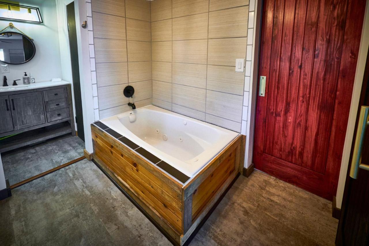 Steps From Downtown Pigeon Forge Parkway + Private Hottub And Firepit - Wifi - Firefly Bungalows Exterior photo