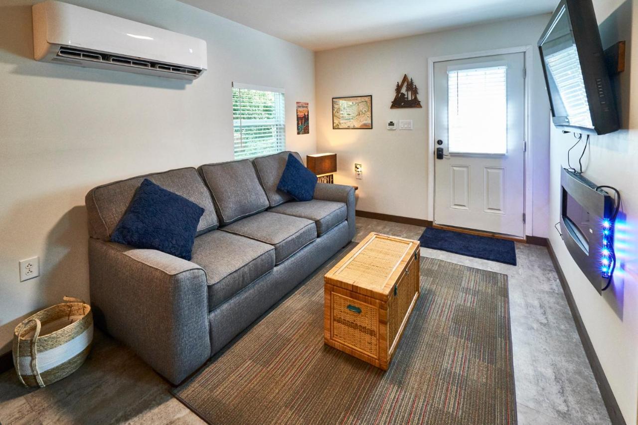 Steps From Downtown Pigeon Forge Parkway + Private Hottub And Firepit - Wifi - Firefly Bungalows Exterior photo