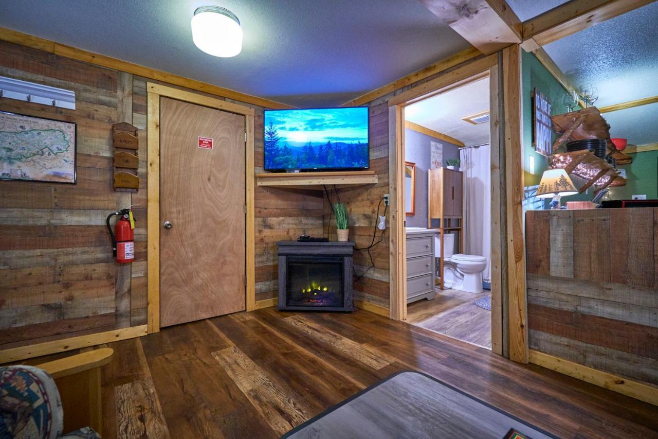 Steps From Downtown Pigeon Forge Parkway + Private Hottub And Firepit - Wifi - Firefly Bungalows Exterior photo