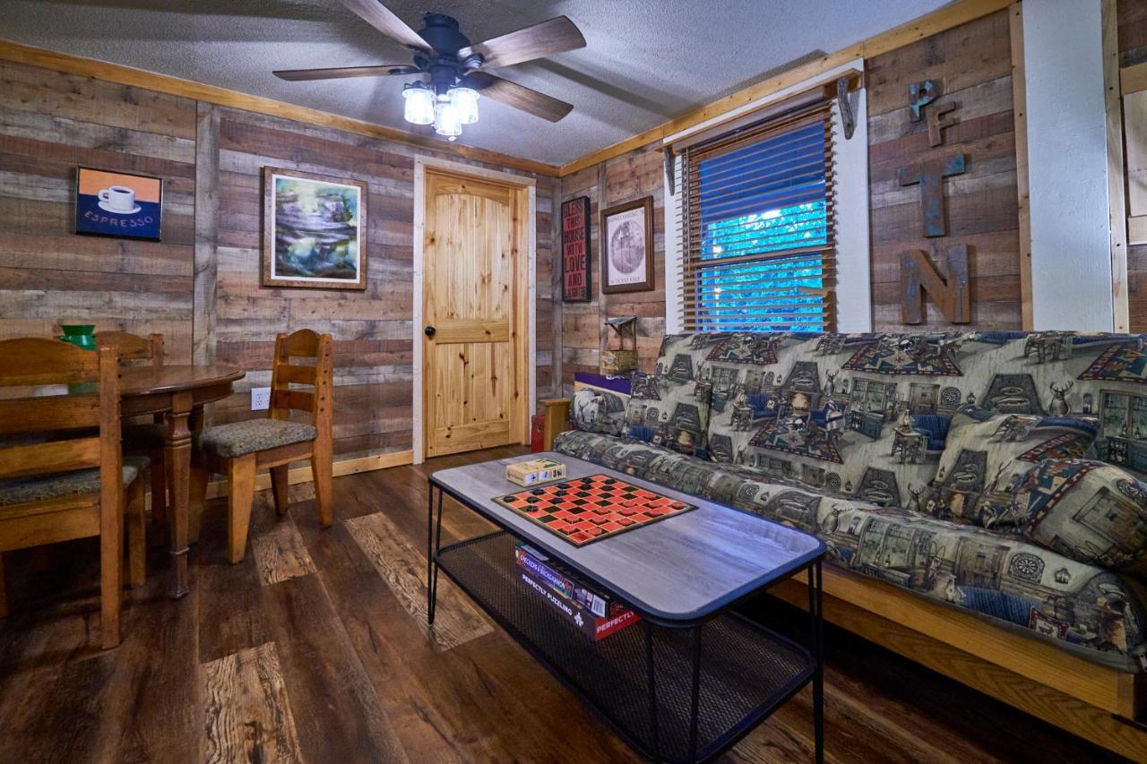 Steps From Downtown Pigeon Forge Parkway + Private Hottub And Firepit - Wifi - Firefly Bungalows Exterior photo