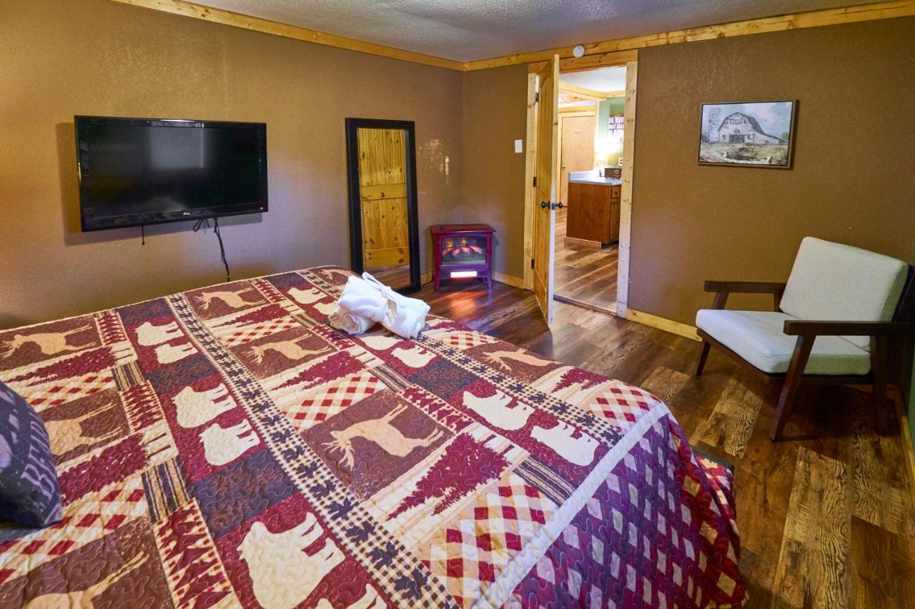 Steps From Downtown Pigeon Forge Parkway + Private Hottub And Firepit - Wifi - Firefly Bungalows Exterior photo